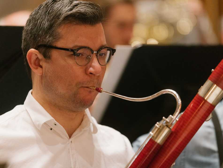 Alexandru Cozma mitten im Orchester und spielt Fagott