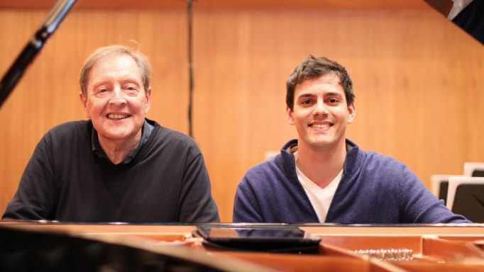 Howard Griffiths mit Aron Pilsan am Klavier