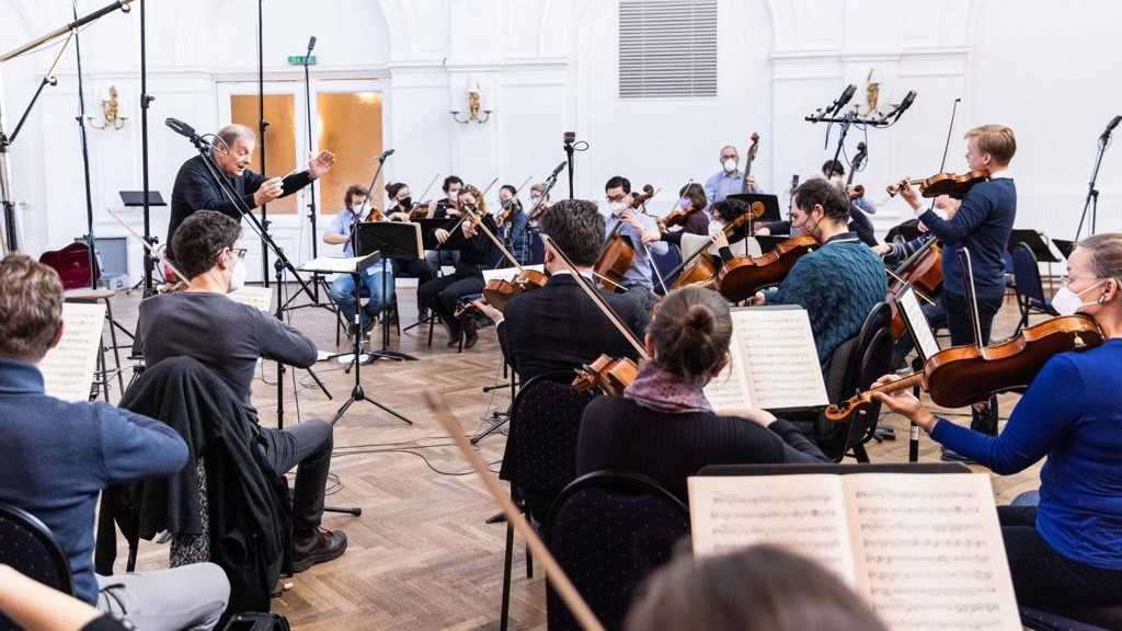 Ludvig Gudim spielt mitten im Orchester auf seiner Geige