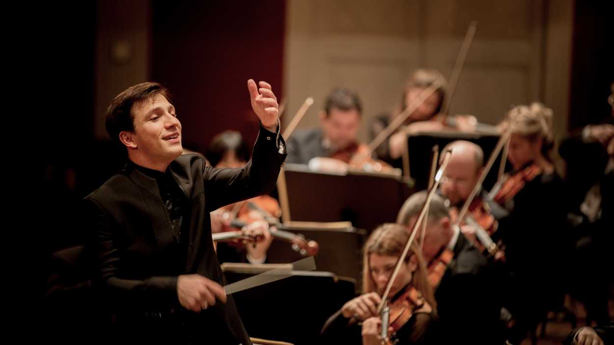 Cornelius Meister dirigiert das RSO Wien im Wiener Konzerthaus