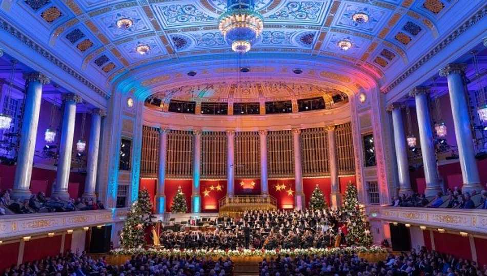Das weihnachtlich geschmückte Konzerthaus mit Orchester auf der Bühne