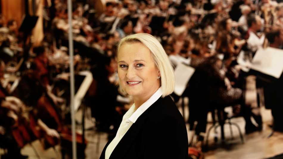 Angelika Möser vor dem großen Orchesterfoto