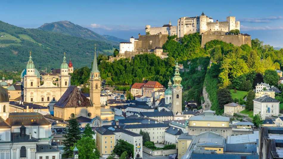 Blick auf die Salzburger Altstadt mit Burg im Hintergrund