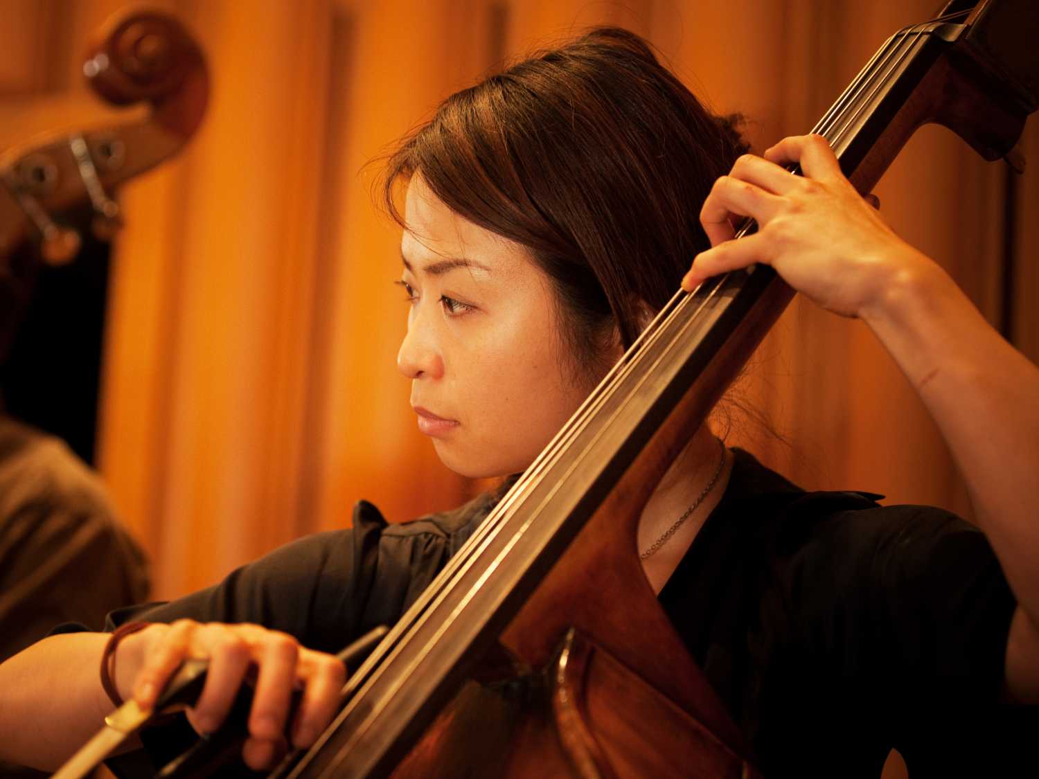 © Julia Wesely Orchester Portrait Arisa Yoshida, Kontrabassistin