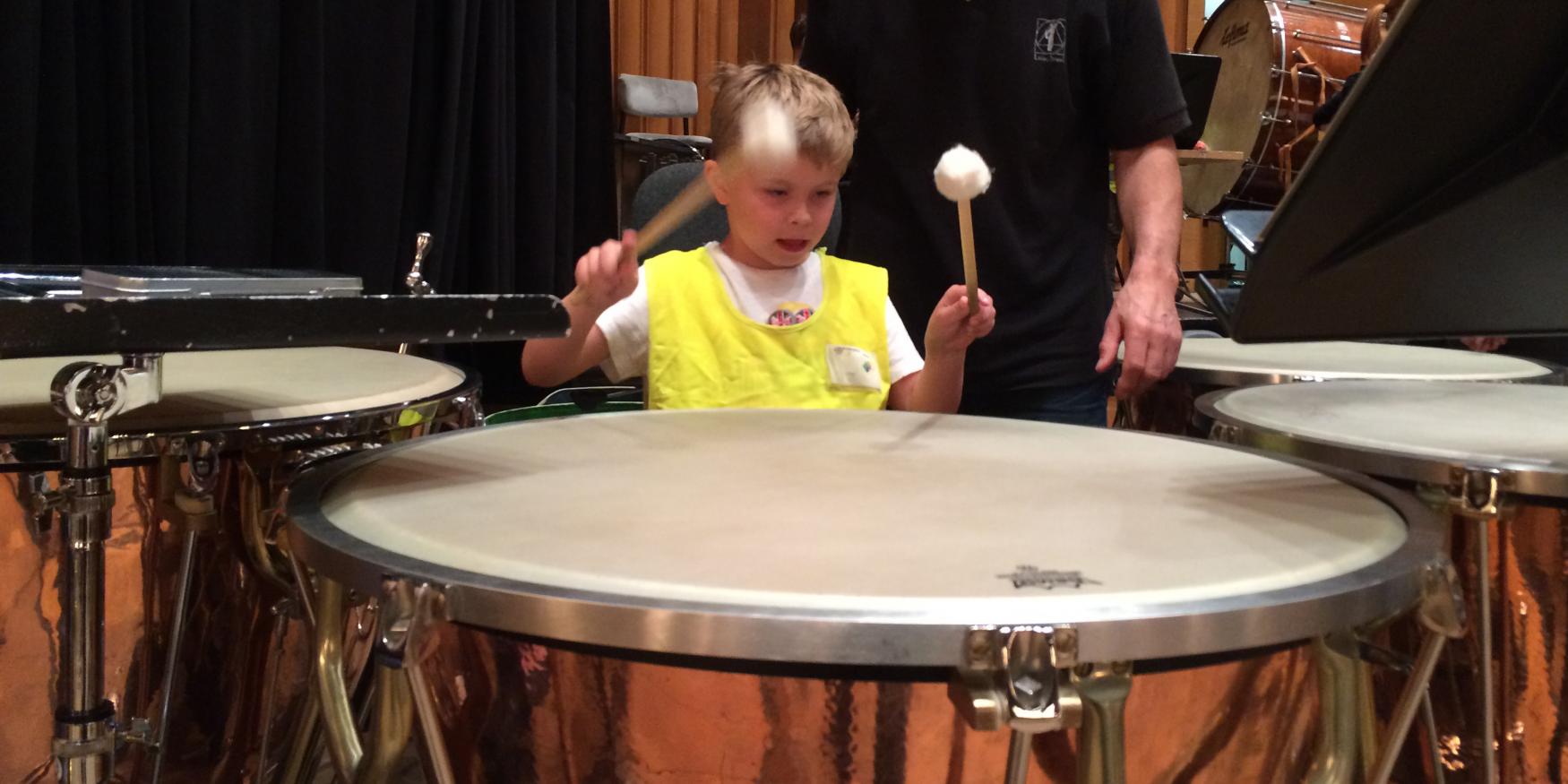 Kind beim Schlagzeug spielen